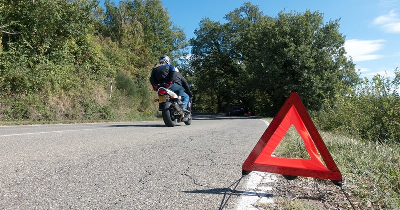 Que faire en cas de panne voiture en road trip : le guide survie