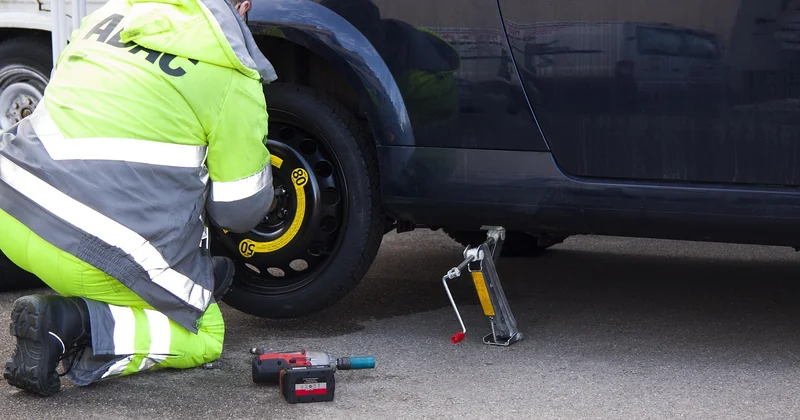 Roue de secours, kit anti-crevaison ou compresseur : que choisir ?