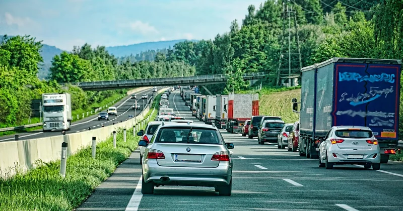Crevaison sur autoroute : la procédure à connaître par cœur
